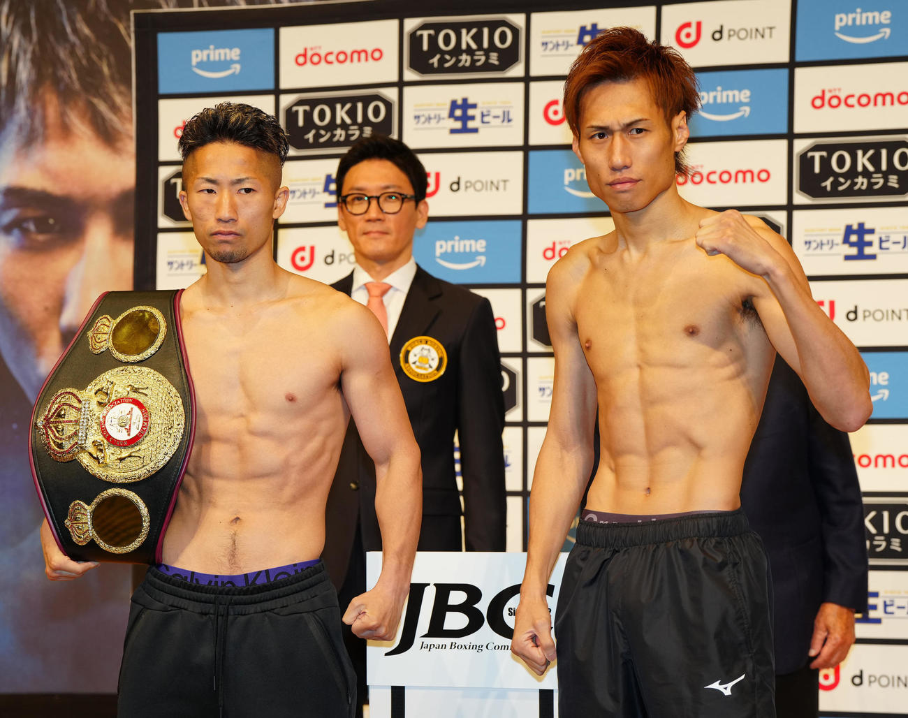 前日計量をクリアし写真に納まるWBA世界バンタム級王者の井上拓（左）と同級1位の石田（撮影・江口和貴）
