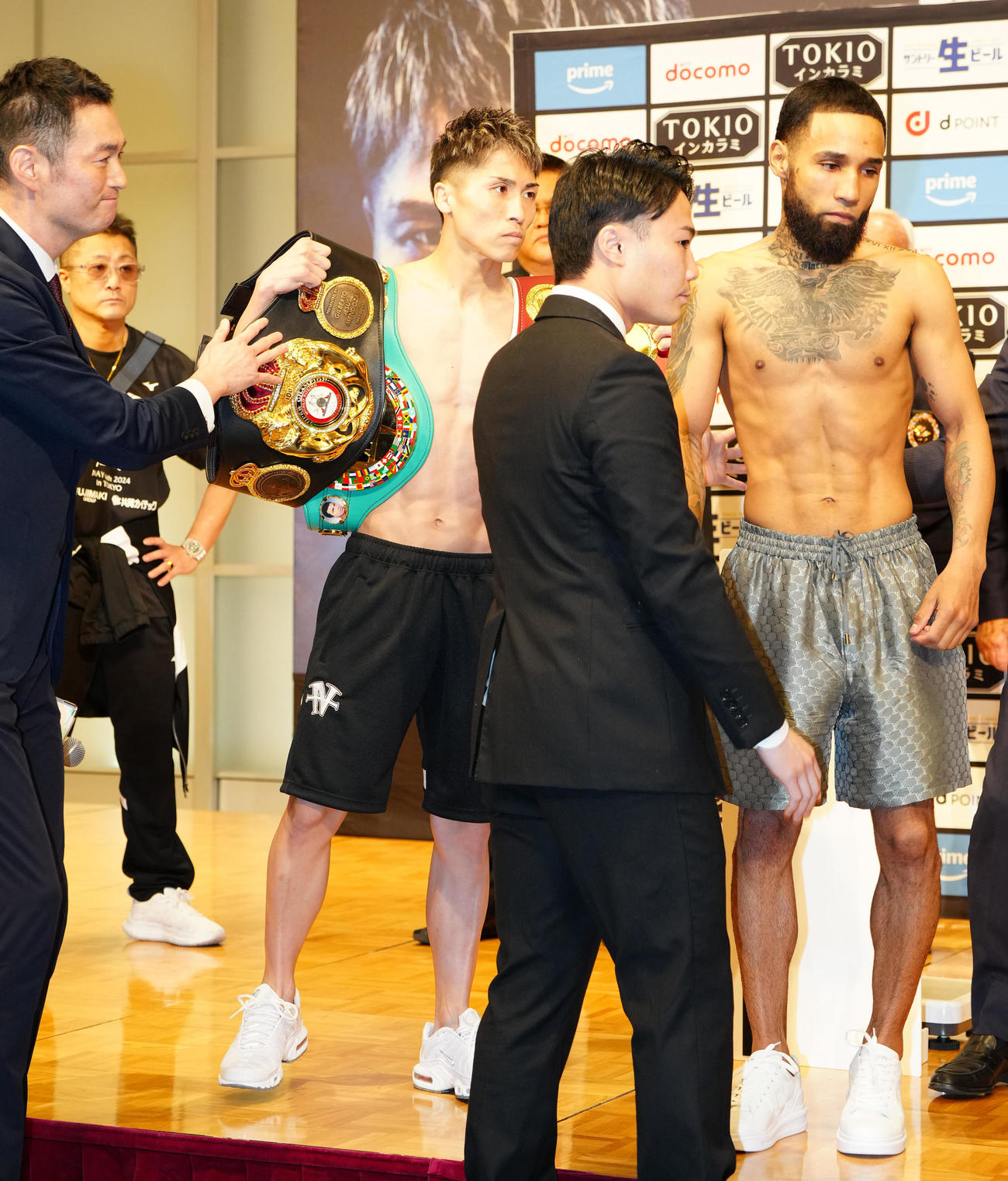 前日計量後のフェースオフを終えた4団体統一王者の井上尚（中央左）とWBC1位のネリ（右端）（撮影・江口和貴）