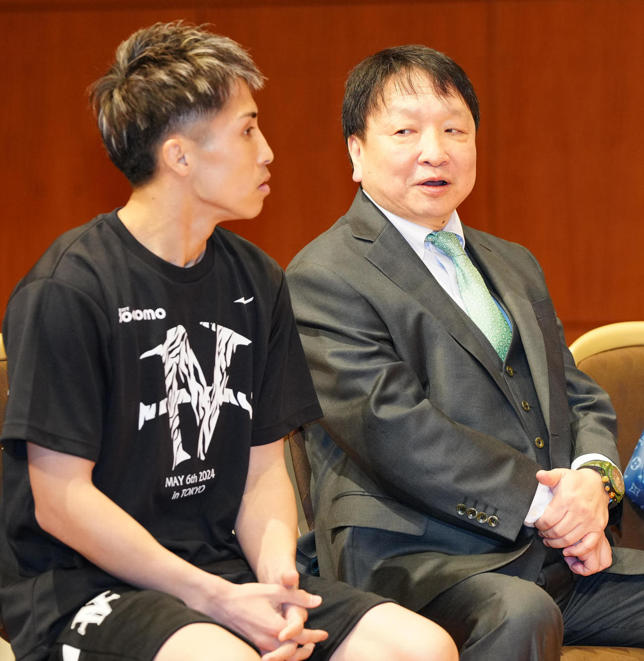 前日計量に臨む井上尚（左）と言葉を交わす大橋会長（撮影・江口和貴）