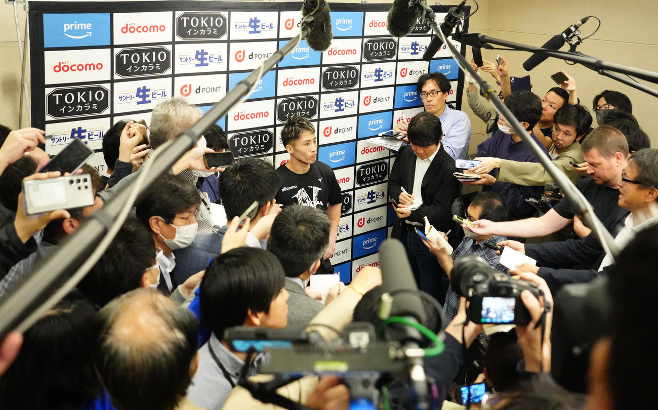 前日計量をクリア後、取材に応じる4団体統一王者の井上尚（中央）（撮影・江口和貴）