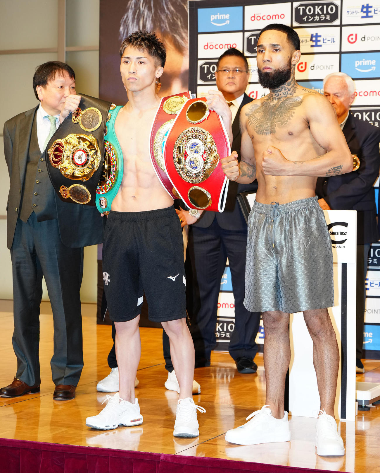 前日計量をクリアし写真に納まる4団体統一王者の井上尚（手前左）とWBC1位のネリ（同右）（撮影・江口和貴）