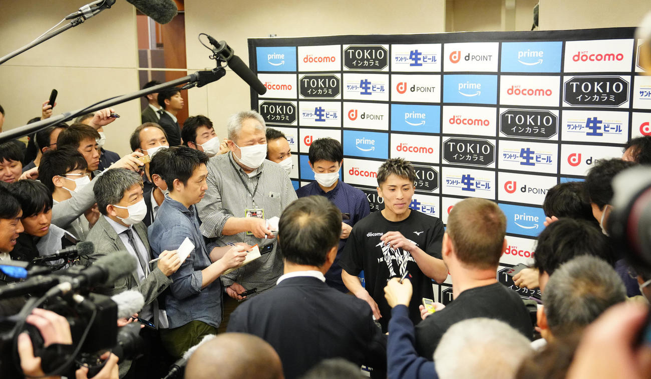 前日計量をクリア後、取材に応じる4団体統一王者の井上尚（中央）（撮影・江口和貴）