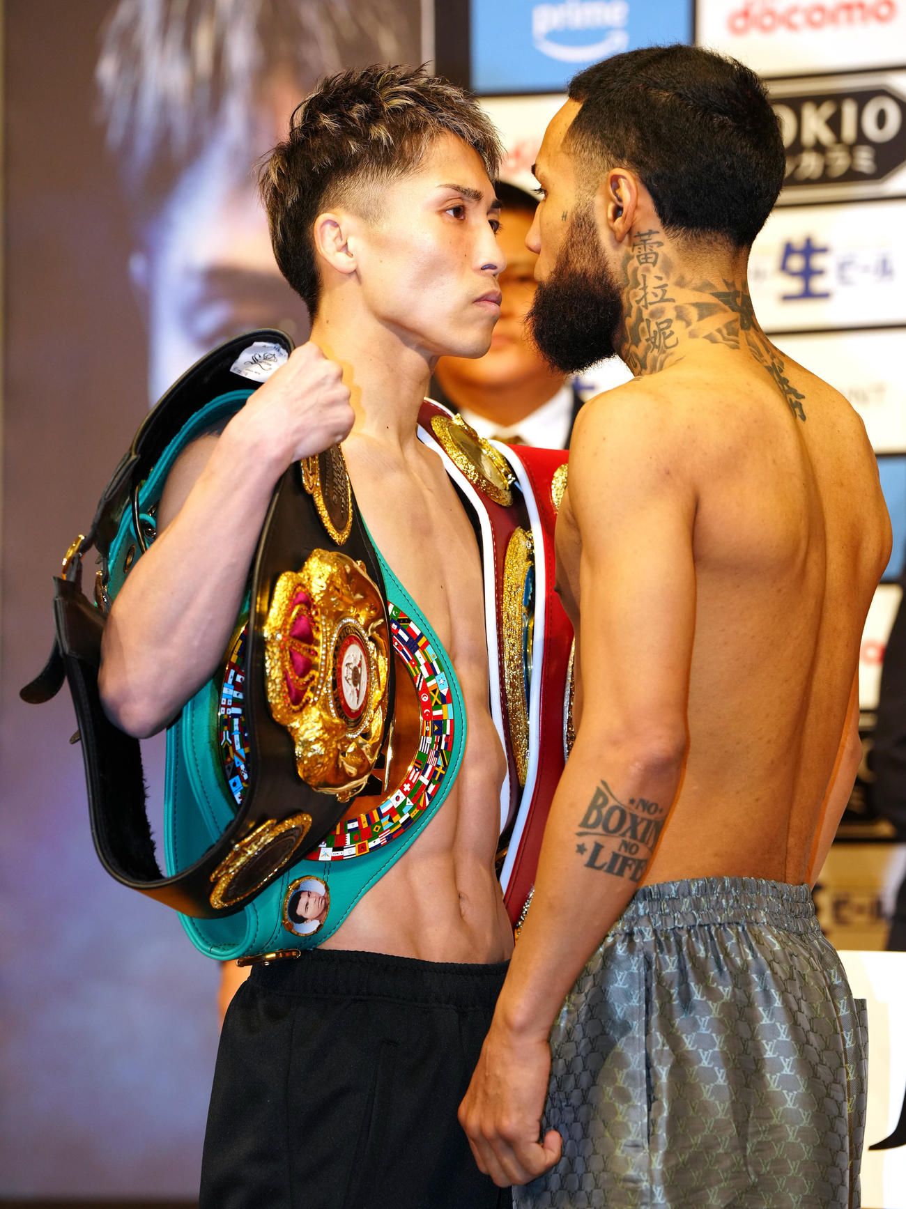 前日計量後、フェースオフする4団体統一王者の井上尚（左）とWBC1位のネリ（撮影・江口和貴）
