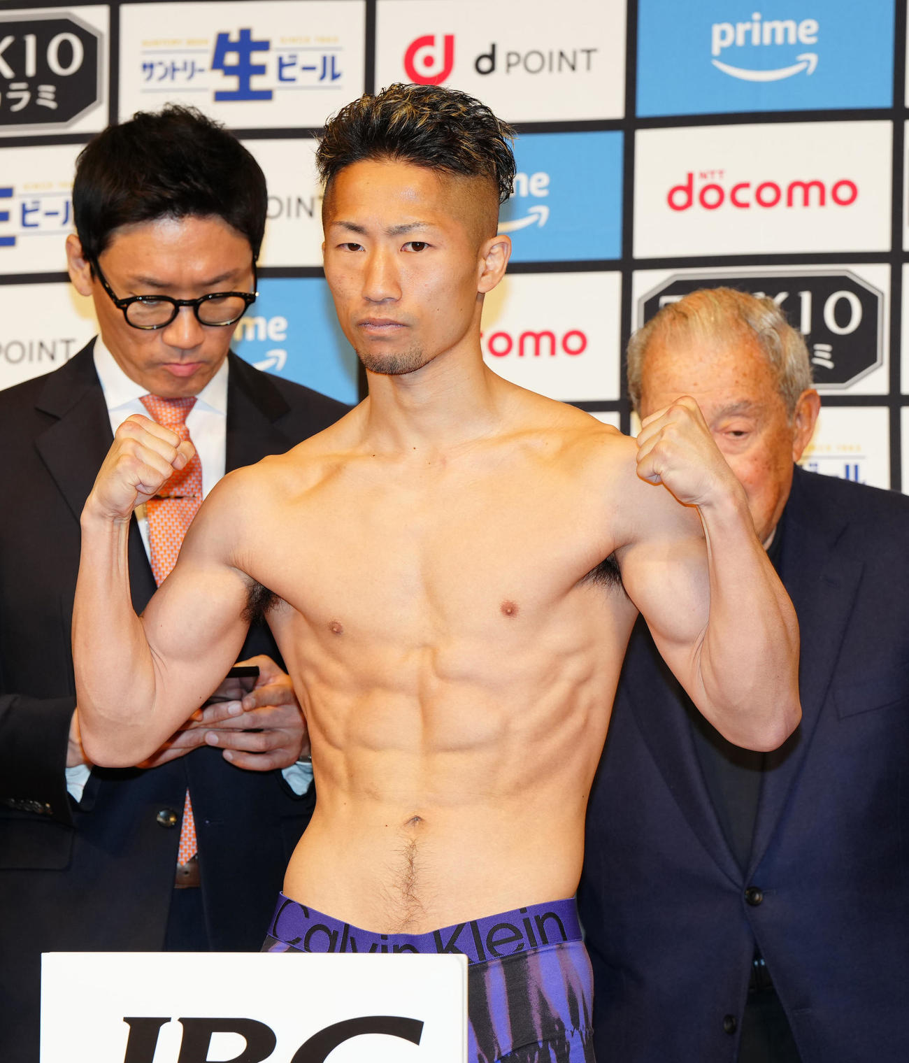 前日計量をクリアしたWBA世界バンタム級王者の井上拓（撮影・江口和貴）