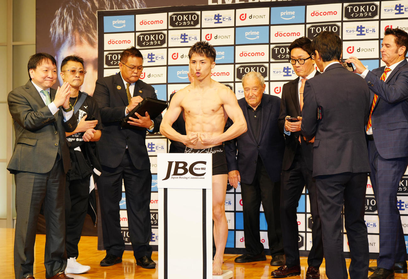 前日計量をクリアしポーズを決める4団体統一王者の井上尚（中央）（撮影・江口和貴）