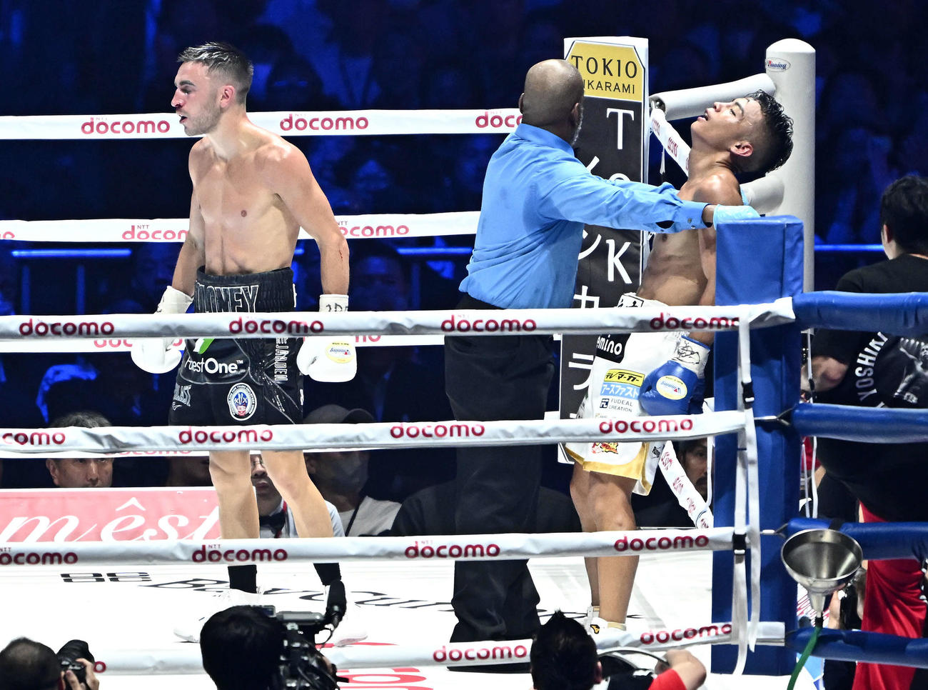 12回を終えロープにもたれかかる武居。左はモロニー（撮影・滝沢徹郎）