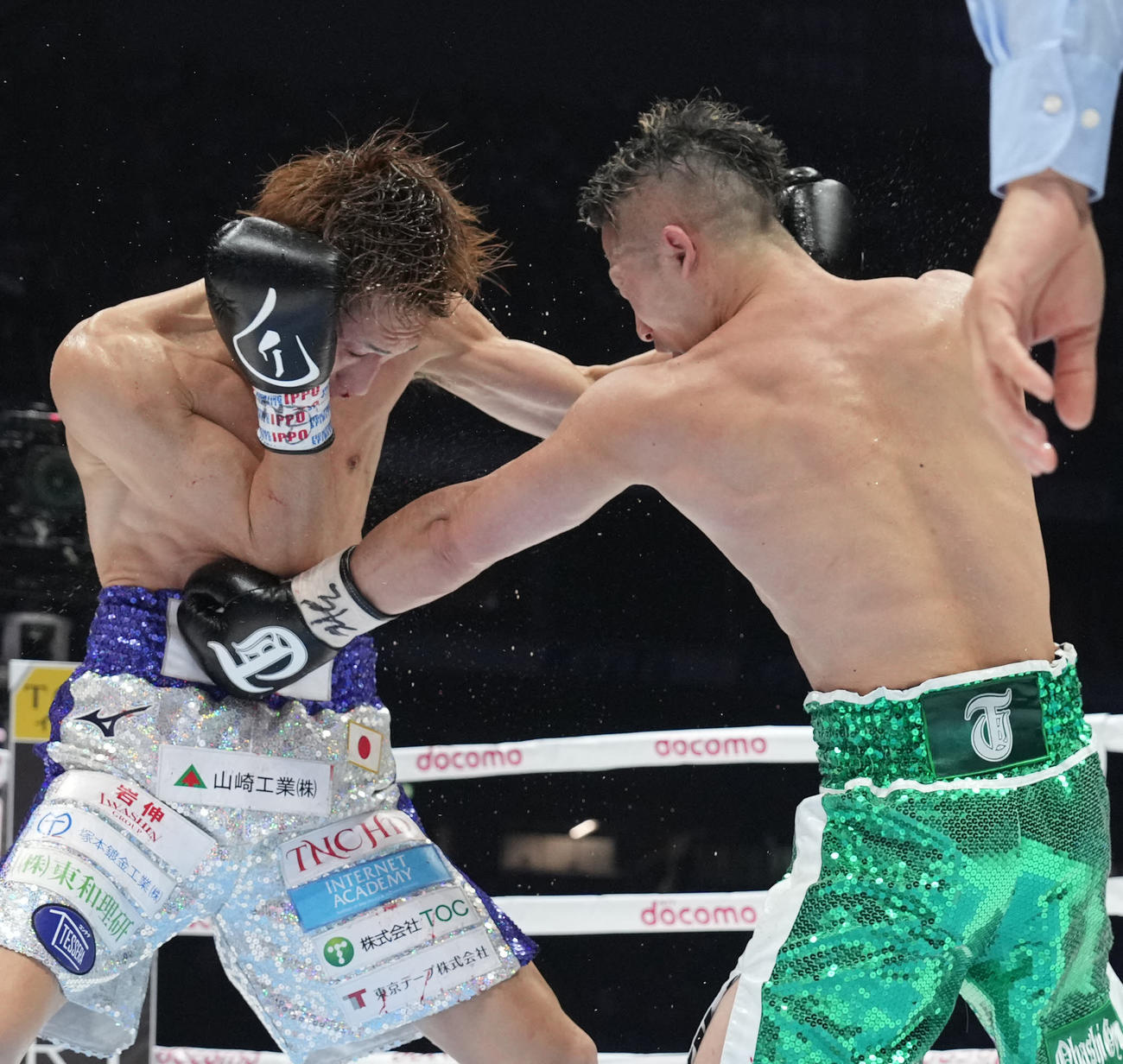 5回、石田のボディーにパンチを放つ井上拓（撮影・鈴木みどり）