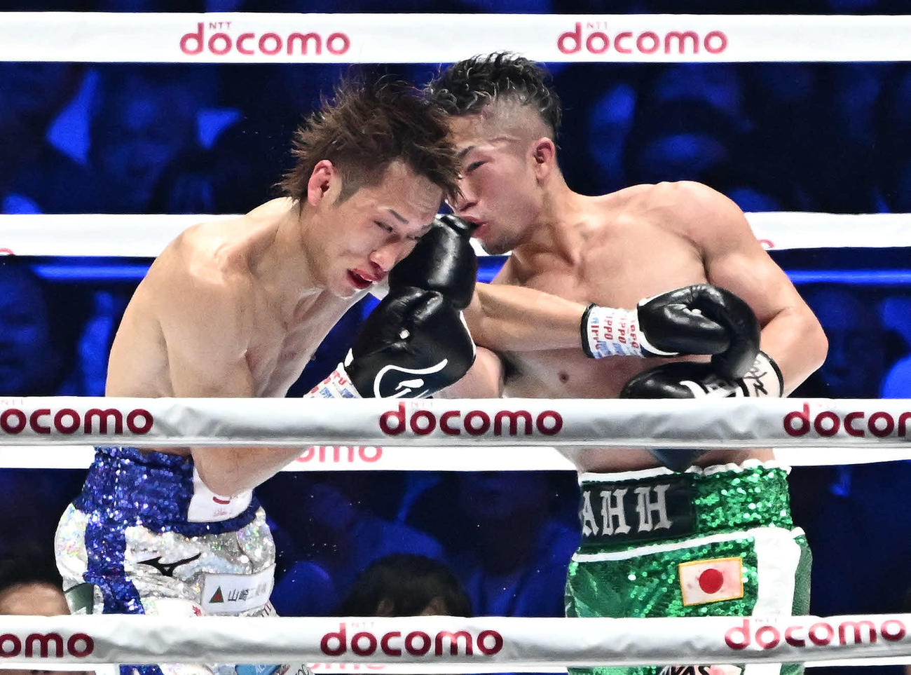 7回、井上拓（右）は石田にパンチを打ち込む（撮影・滝沢徹郎）