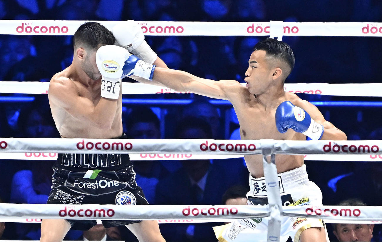 1回、武居（右）はモロニーにパンチを打ち込む（撮影・滝沢徹郎）