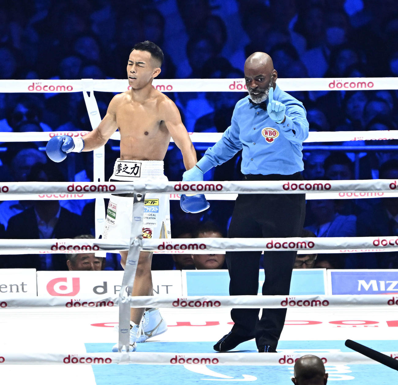 2回、ローブローで減点される武居（撮影・滝沢徹郎）