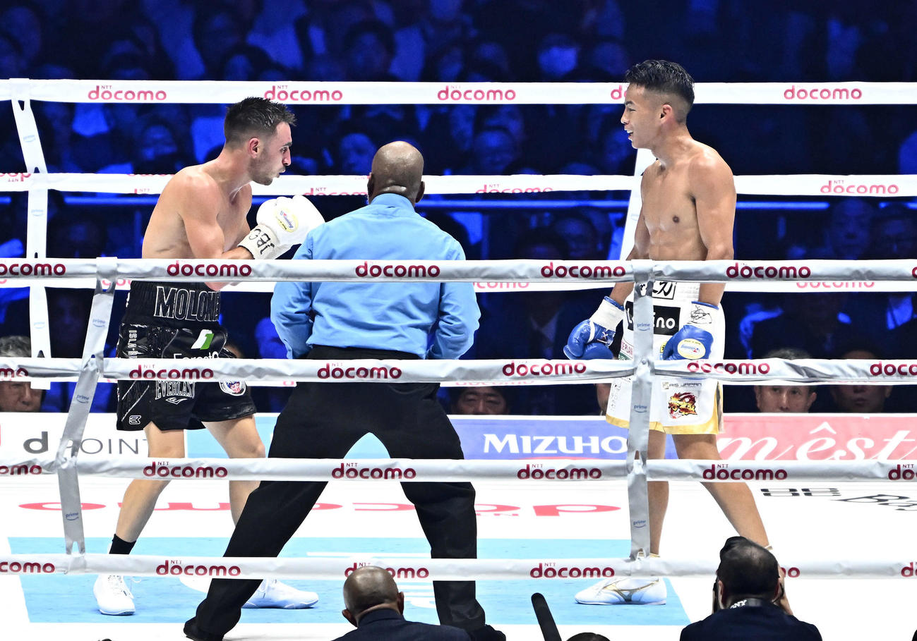 6回、武居（右）はモロニーに笑顔（撮影・滝沢徹郎）