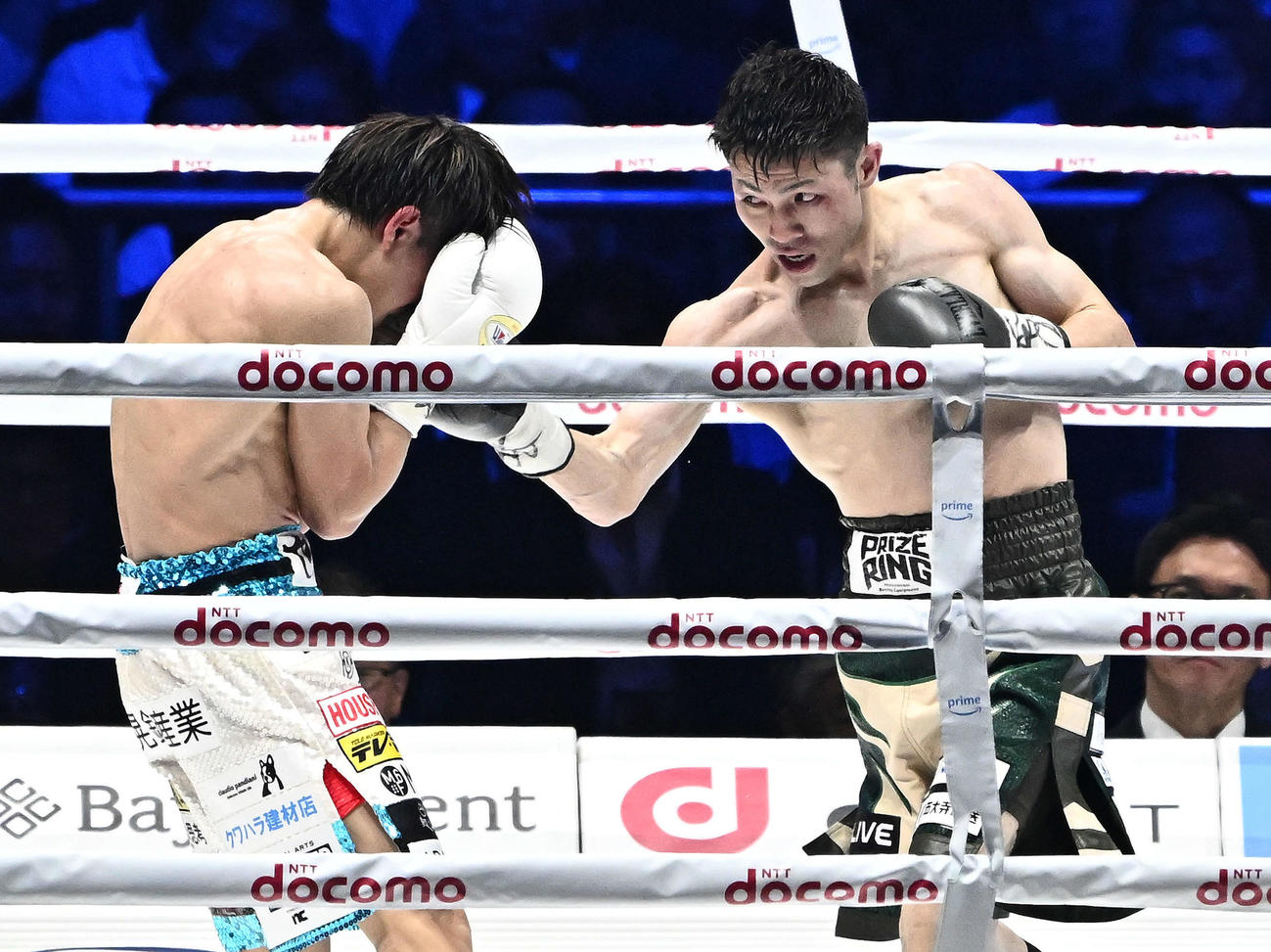 12回、ユーリ阿久井（右）は桑原にパンチを打ち込む（撮影・滝沢徹郎）