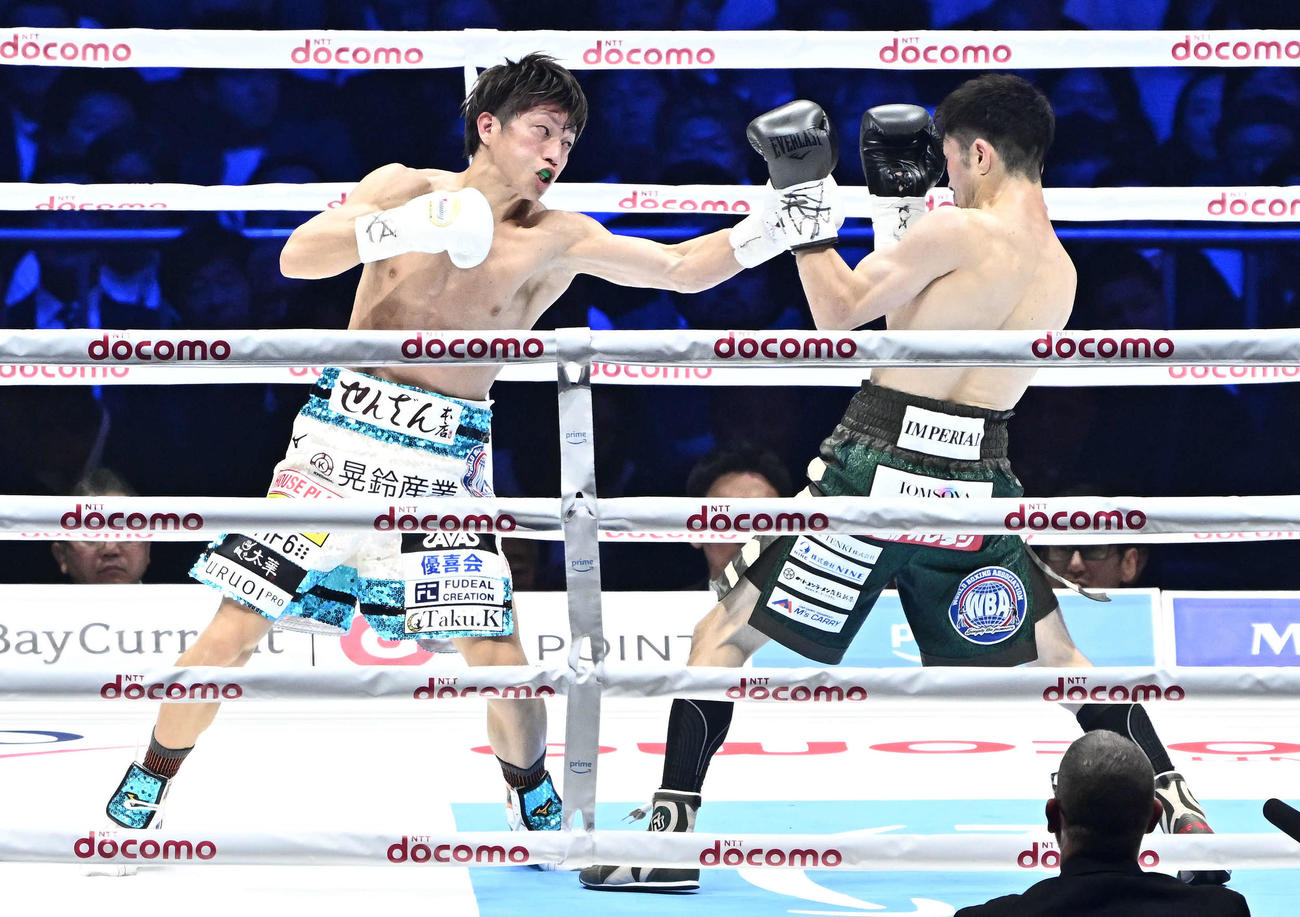 3回、桑原（左）はユーリ阿久井にパンチを打ち込む（撮影・滝沢徹郎）