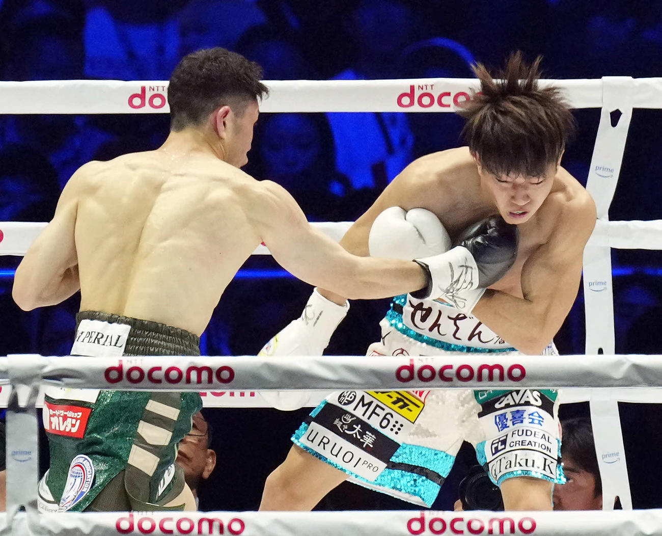 WBA世界フライ級タイトルマッチ　2回、ユーリ阿久井（左）のパンチが桑原拓にヒット（撮影・たえ見朱実）