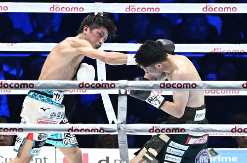 10回、桑原（左）はユーリ阿久井にパンチを打ち込む（撮影・滝沢徹郎）