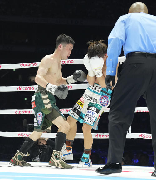 9回、桑原（中央）を攻めるユーリ阿久井（撮影・鈴木みどり）