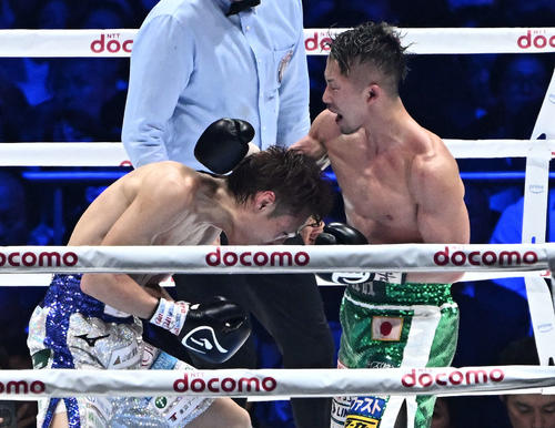 12回、井上拓（右）は石田にパンチを打ち込む（撮影・滝沢徹郎）