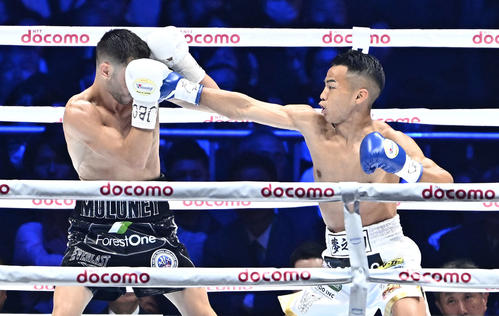 1回、武居（右）はモロニーにパンチを打ち込む（撮影・滝沢徹郎）