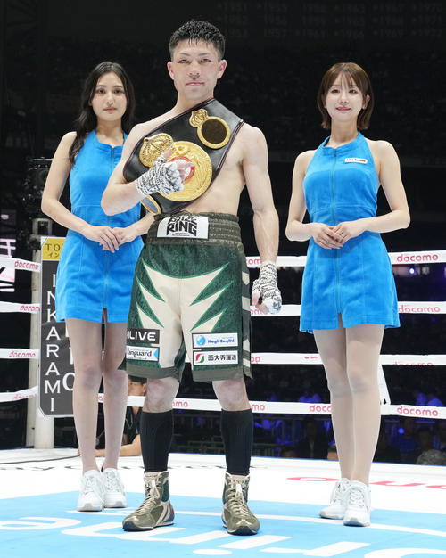 防衛した王者のユーリ阿久井（中央）。右は新唯、左は天野レナ（撮影・鈴木みどり）