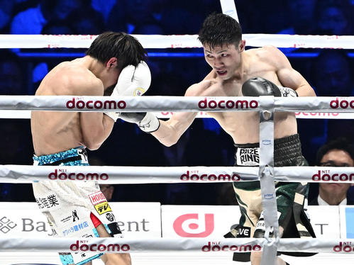 12回、ユーリ阿久井（右）は桑原にパンチを打ち込む（撮影・滝沢徹郎）
