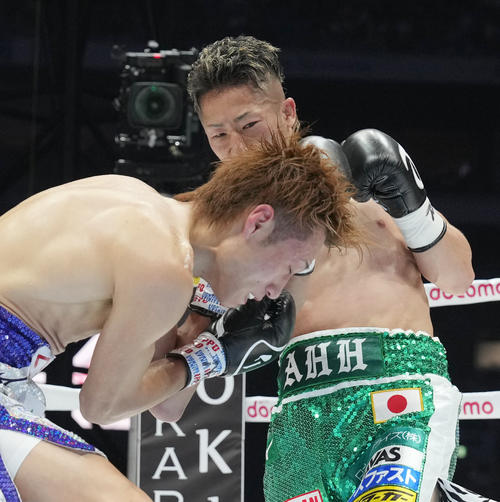 1回、石田（左）にパンチを放つ井上拓（撮影・鈴木みどり）