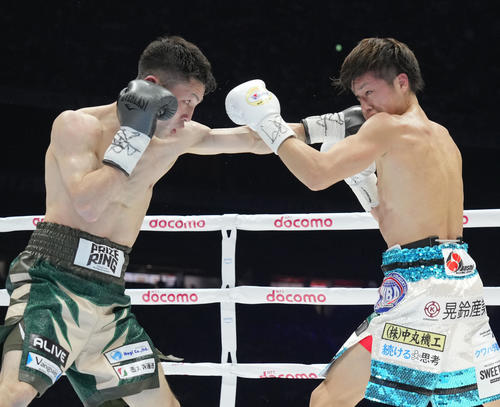 5回、桑原（右）にジャブを放つユーリ阿久井（撮影・鈴木みどり）