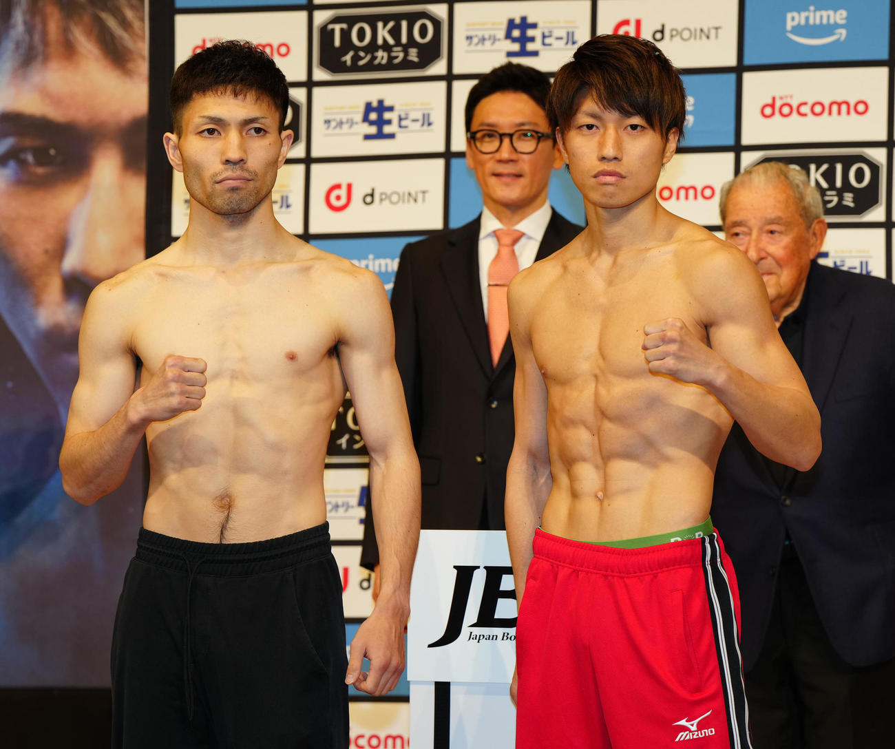 前日計量をクリアし写真に納まるWBA世界フライ級王者のユーリ阿久井（左）と同級3位の桑原（撮影・江口和貴）