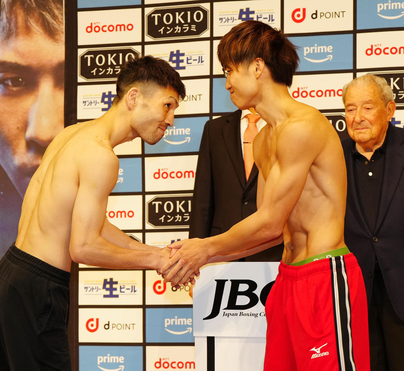 前日計量をクリアし握手を交わすWBA世界フライ級王者のユーリ阿久井（左）と同級3位の桑原（撮影・江口和貴）