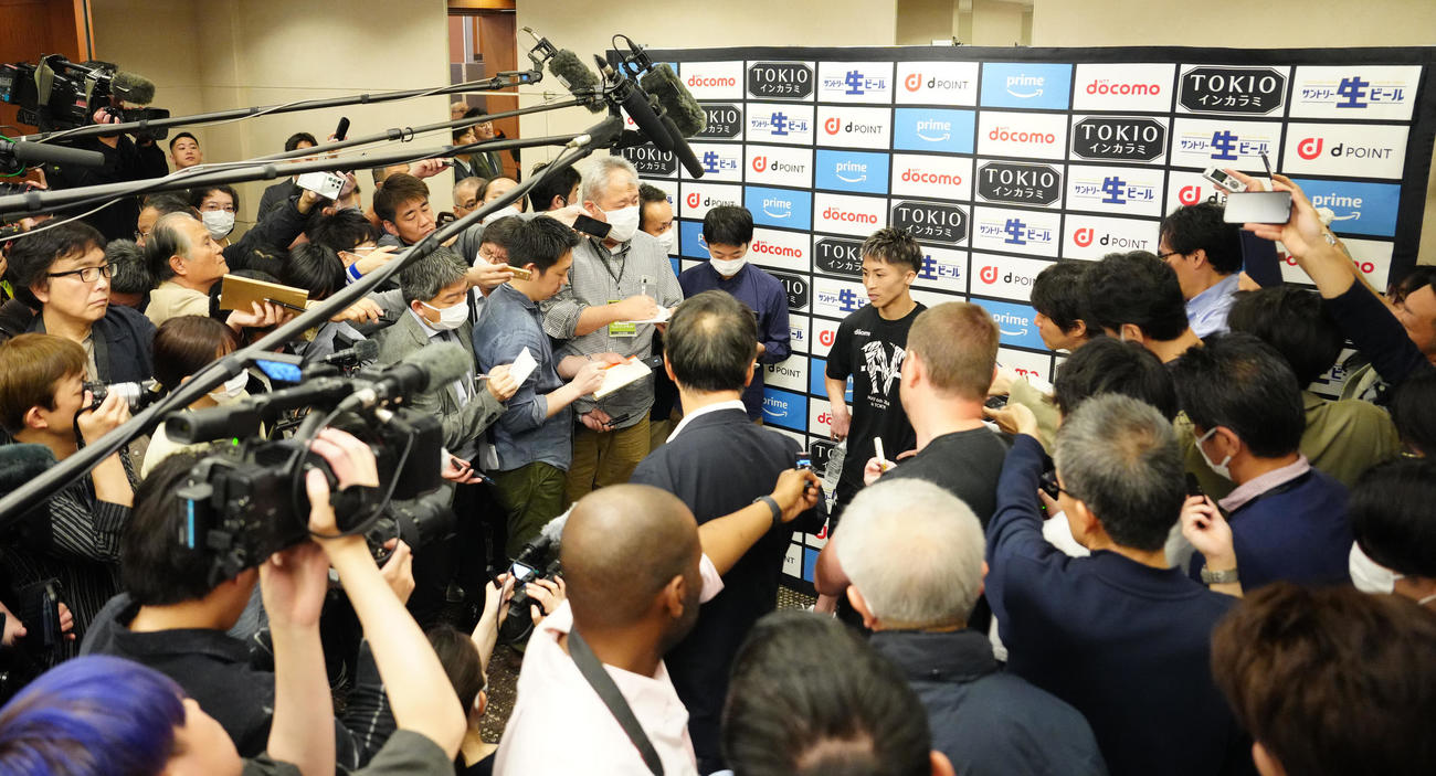 前日計量をクリア後、取材に応じる4団体統一王者の井上尚（中央）（撮影・江口和貴）