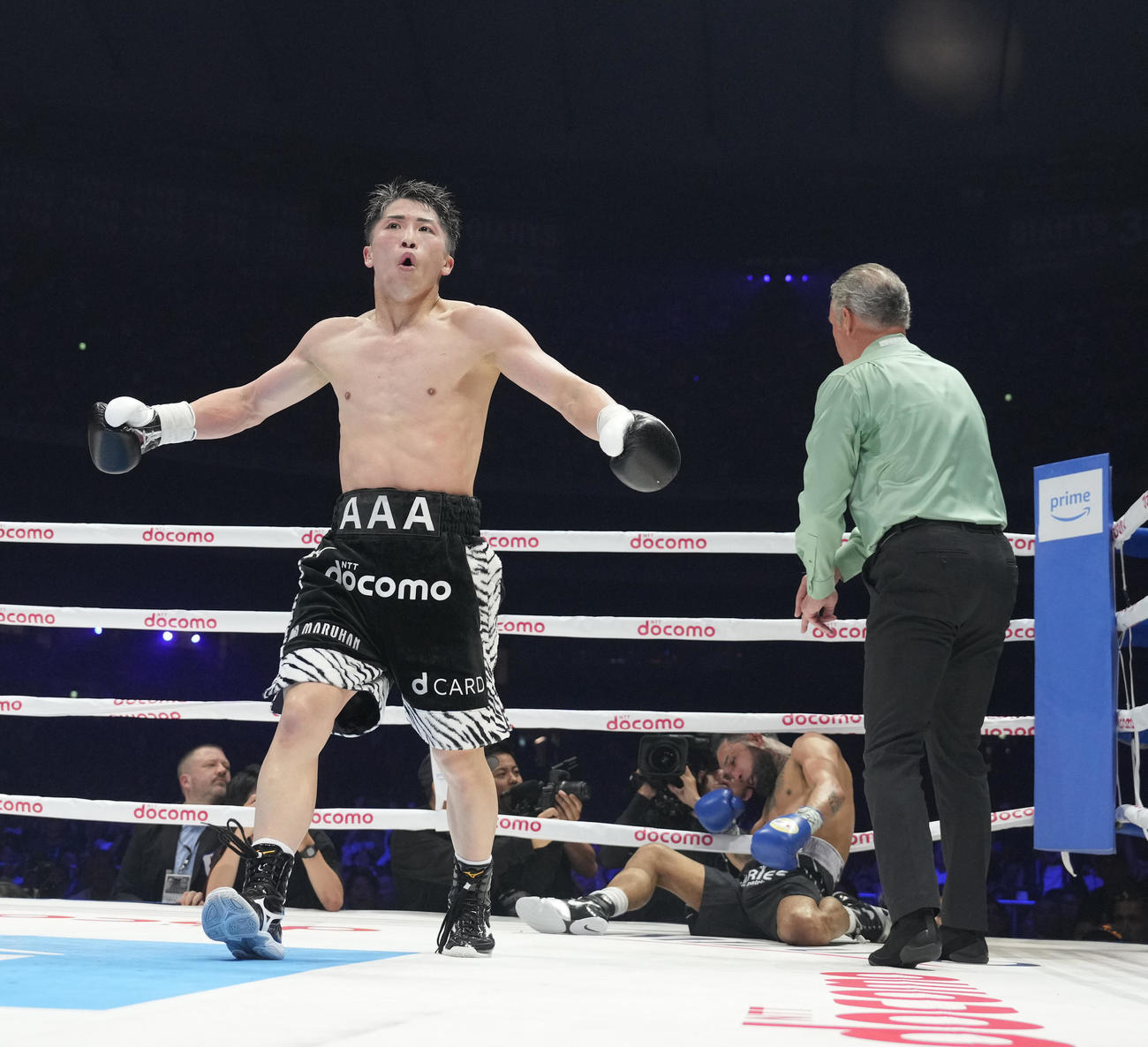 6回、ネリ（後方）からダウンを奪った井上尚（撮影・鈴木みどり）