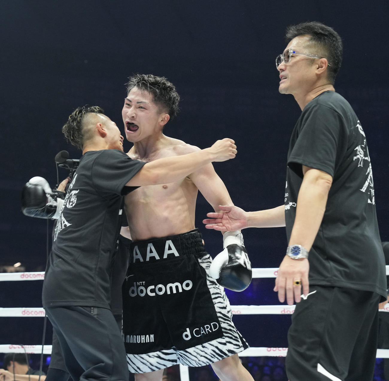 ネリに6回TKO勝ちし弟の拓真（左）と抱き合う井上尚。右は父真吾トレーナー（撮影・鈴木みどり）
