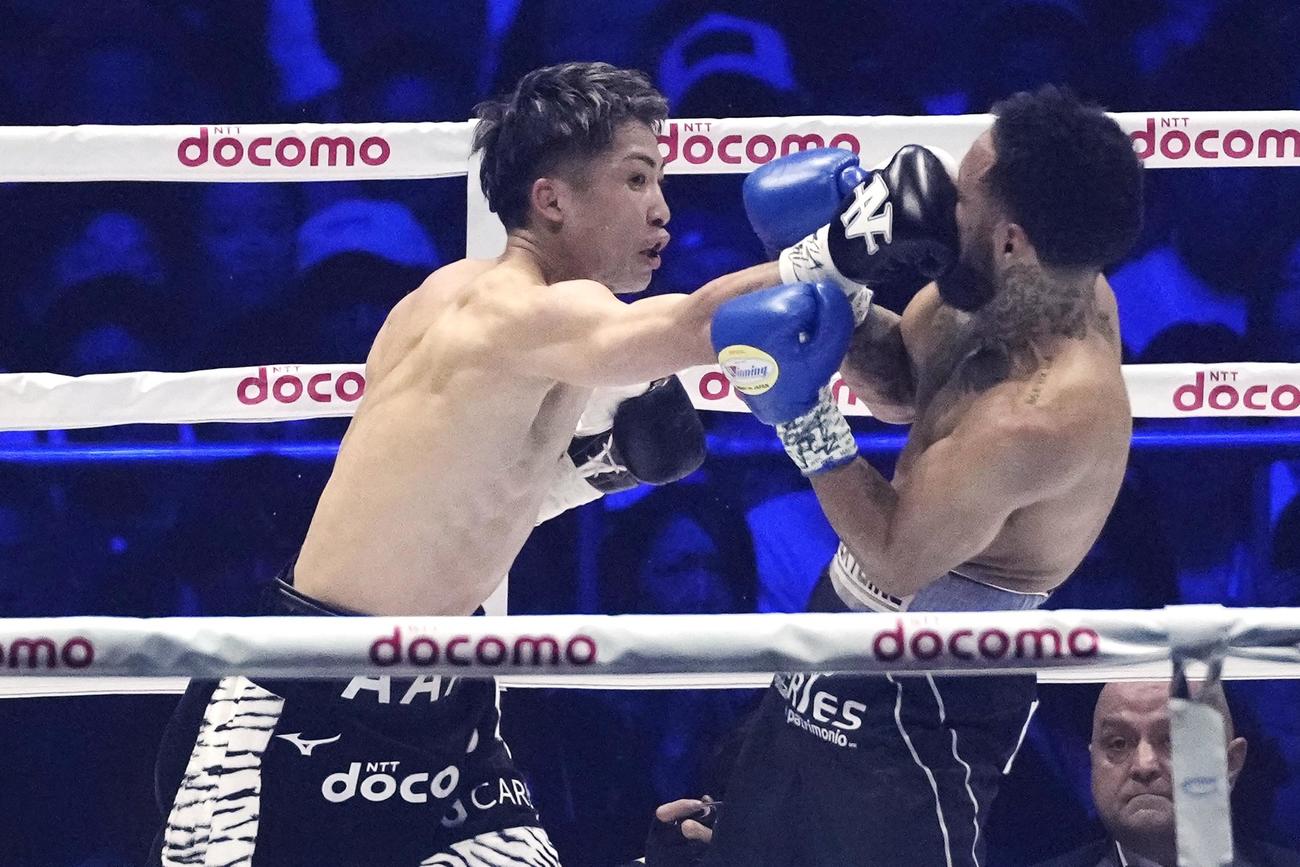 3回、ネリの顔面に右ストレートを当てる井上尚弥（AP)