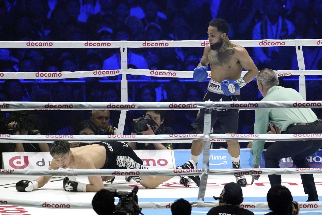 1回、ダウンを喫する井上尚弥（AP)