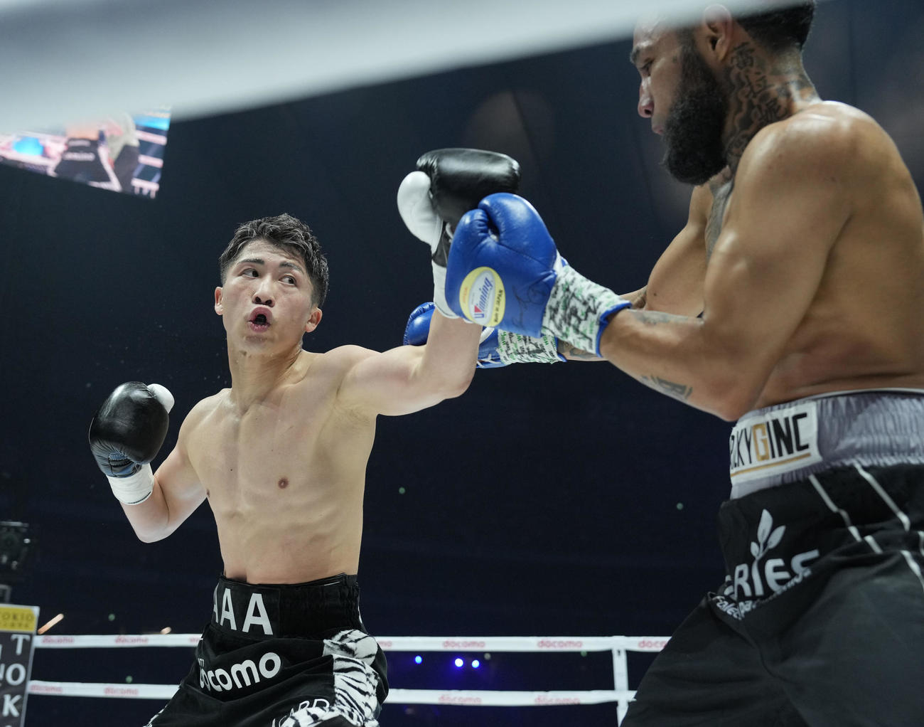 2回、ネリ（右）にパンチを放つ井上尚（撮影・鈴木みどり）