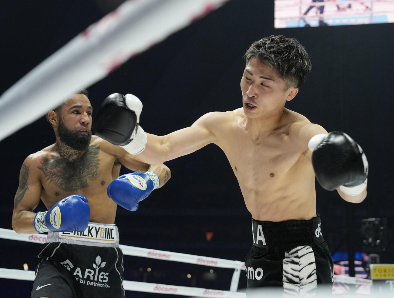 1回、ネリ（左）のパンチを食らいダウンする井上尚（撮影・鈴木みどり）