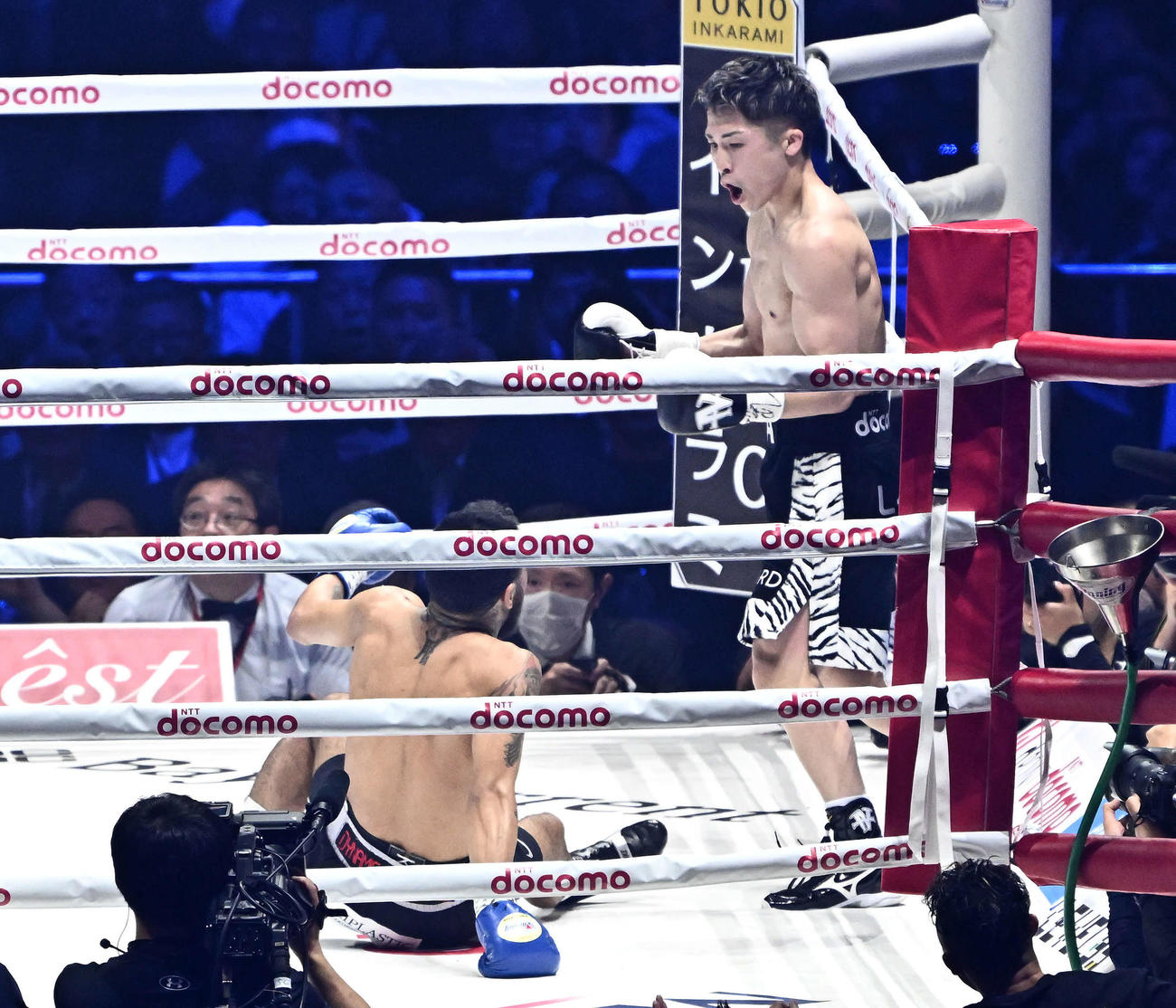 2回、井上尚弥（右）はルイス・ネリからダウンを奪う（撮影・滝沢徹郎）