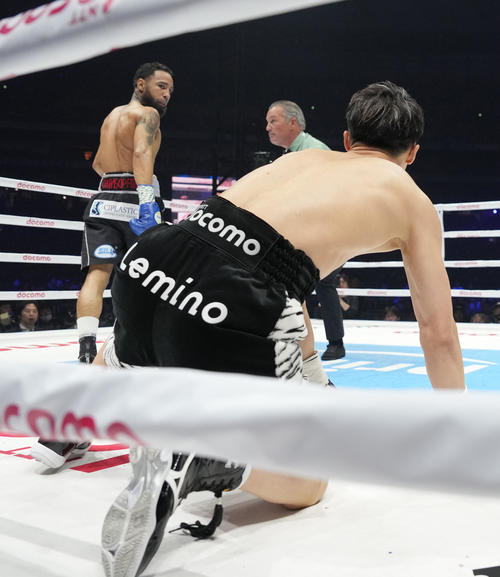 1回、ネリ（左）のパンチを食らいダウンした井上尚（撮影・鈴木みどり）