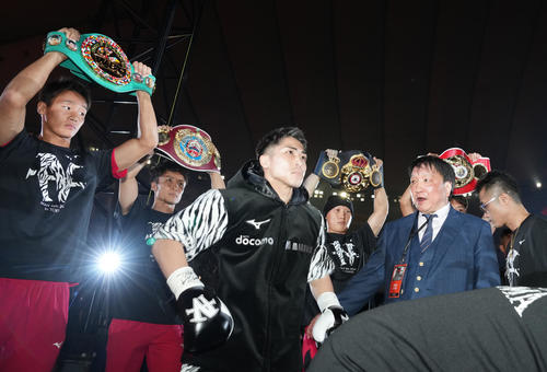 4団体のベルトを背に入場する井上尚（手前左）（撮影・鈴木みどり）