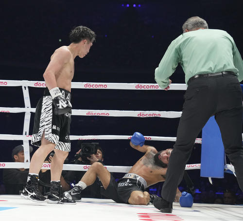 6回、ネリ（中央）からダウンを奪う井上尚（撮影・鈴木みどり）