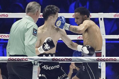 1回、ネリの左フックを顔面に食らいダウンを喫する井上尚弥（AP)