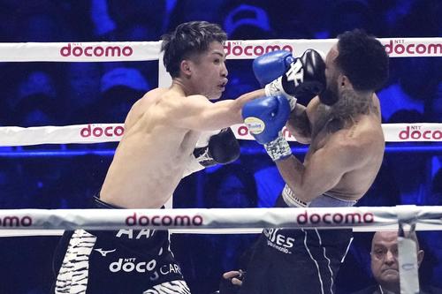 3回、ネリの顔面に右ストレートを当てる井上尚弥（AP)