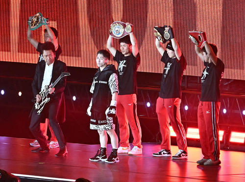 布袋寅泰（左手前）の生演奏で入場する井上尚（撮影・滝沢徹郎）