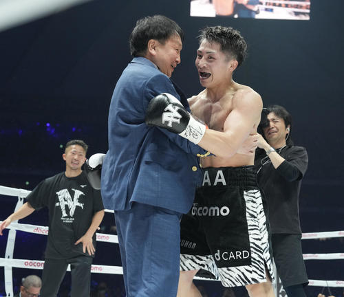 勝利した井上尚（右）を祝福する大橋会長（撮影・鈴木みどり）