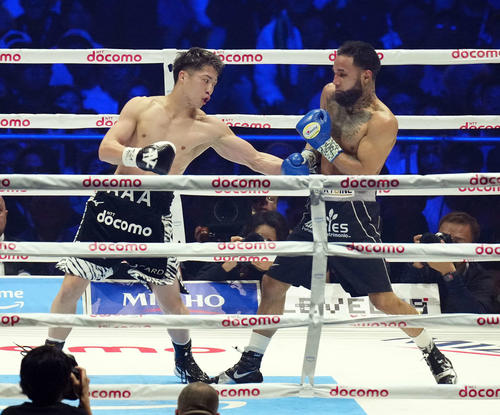 4団体統一スーパーバンタム級タイトルマッチ　4回、ネリにボディーを見舞う井上尚（撮影・たえ見朱実）