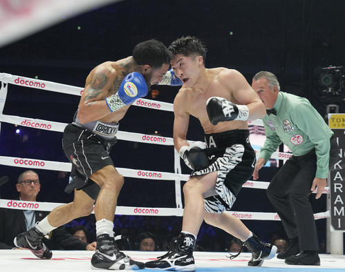 5回、ネリ（左）にパンチを放つ井上尚（撮影・鈴木みどり）
