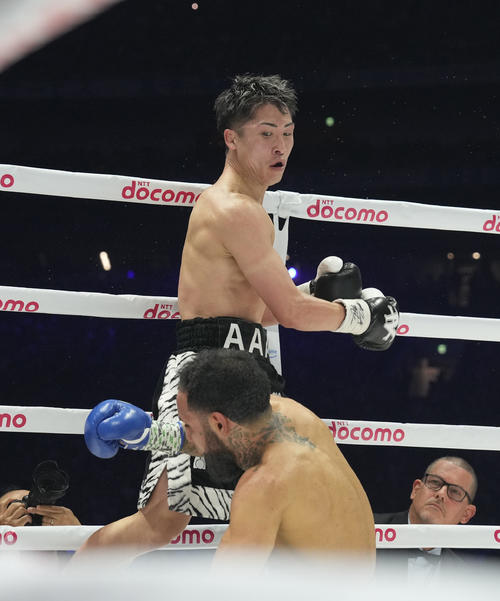 5回、ネリ（手前）からダウンを奪う井上尚（撮影・鈴木みどり）