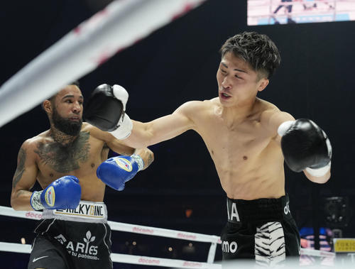 1回、ネリ（左）のパンチを食らいダウンする井上尚（撮影・鈴木みどり）