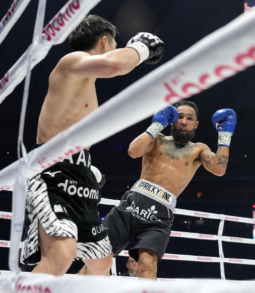 2回、ネリ（右）からダウンを奪う井上尚（撮影・鈴木みどり）