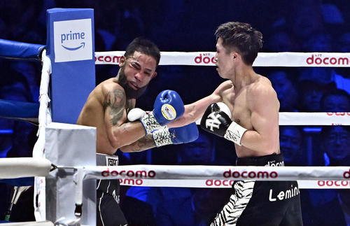 6回、井上尚（右）はネリにパンチを打ち込みTKO勝ちする（撮影・滝沢徹郎）