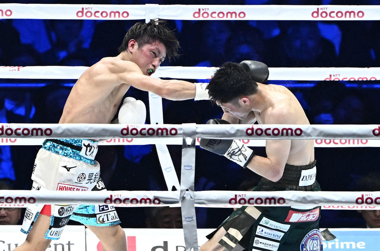 10回、桑原（左）はユーリ阿久井にパンチを打ち込む（撮影・滝沢徹郎）
